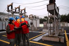 “鄂电红马甲”全力以赴保障“双节”用电无忧